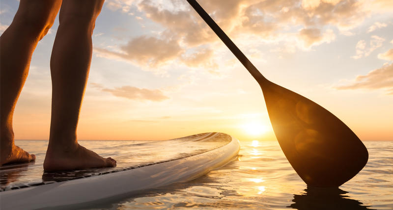 FEMME EN TRAIN DE FAIRE DU PADDLE