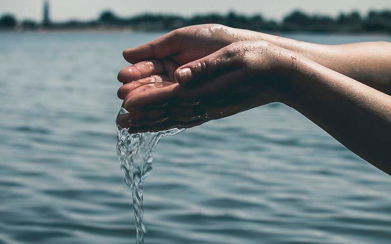 WEB-WATER-HANDS-SHORE-static.pexels.com-PD