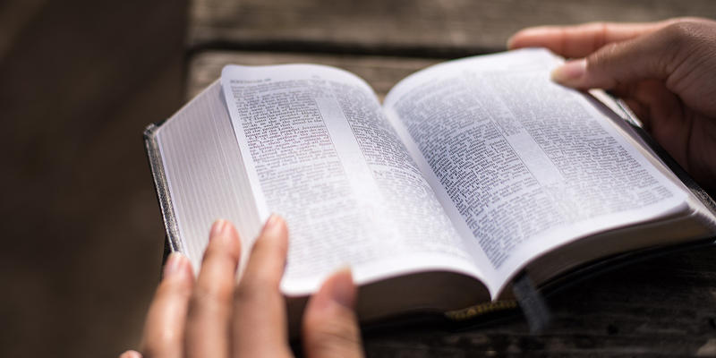 Ręce położone na Biblii