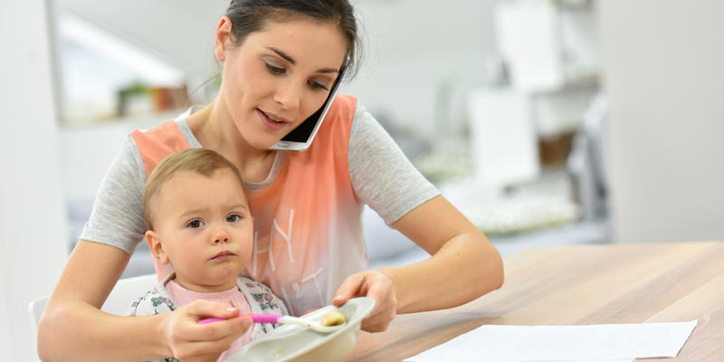 WEB3 MOM BABY MEAL PHONE WORK MOM BRAIN BUSY MULTITASK Shutterstock