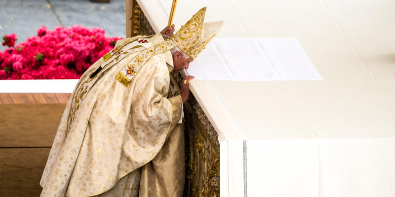 POPE KISSING ALTAR