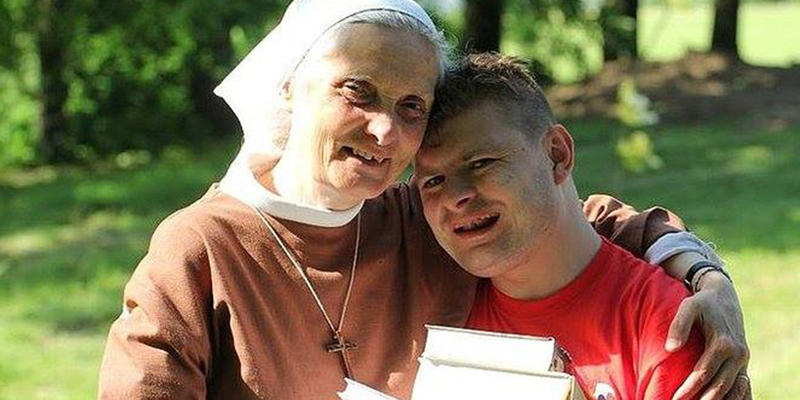 Siostra Małgorzata Chmielewska z adoptowanym synem Arturem