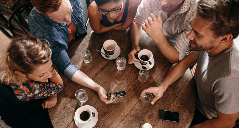 AMIS PRENANT UN CAFE
