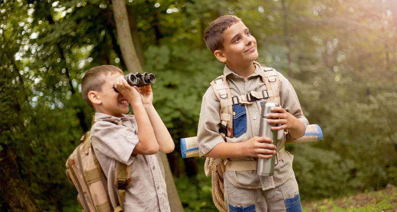 DEUX JEUNES GARÇONS SCOUT