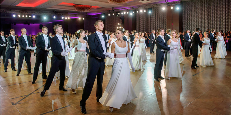 Bal Debiutantów. Na zdjęciu Mynthia de Frotté i Adam Tarnowski, Julia Noszczyk i Franciszek Wielowieyski, Maria Roztworowska i Mateusz Dzięcielski, Irena Górska i Nicolas de Séjournet de Rameignies, Aniela Czartoryska i Ignacy Janiszewski. W drugim rzędzie: Julia Schirmer i Jan Konczewski, Célia de Frotté i Michał Bylicki, Ania Tarnowska i Grzegorz Zielonka.