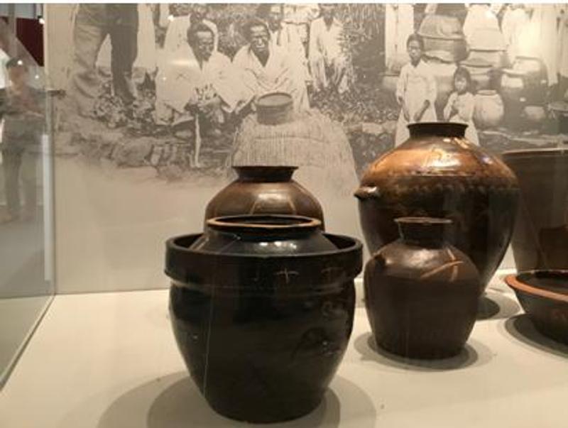 Korean_exhibit_Pots_sold_by_exiled_community