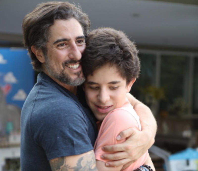 Celebridades e filhos com necessidades especiais: Marcos Mion e o filho Romeo