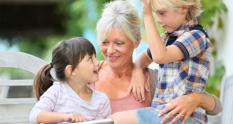 GRAND-MERE AVEC SES PETITS-ENFANTS