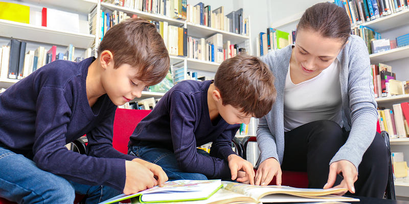 MATKA Z SYNAMI W BIBLIOTECE