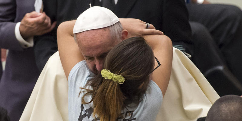 PAPIEŻ FRANCISZEK PRZYTULA KOBIETĘ