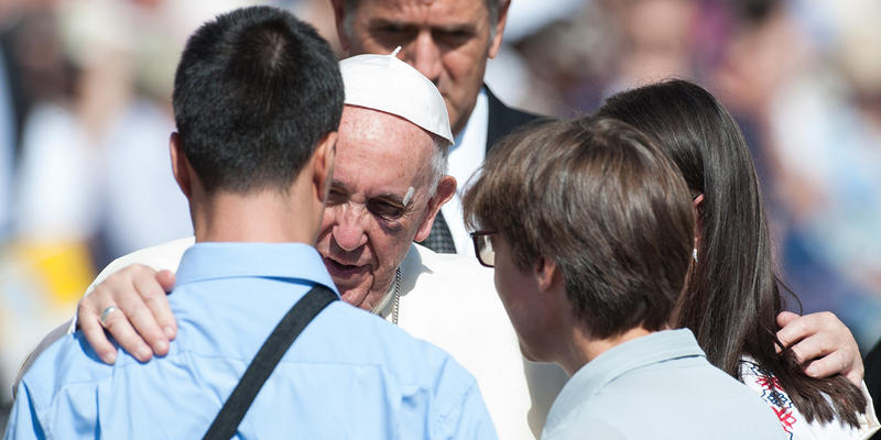 PAPIEŻ FRANCISZEK Z MŁODYMI