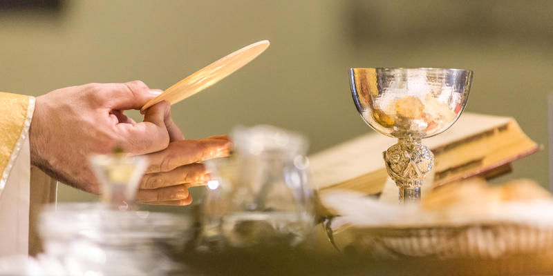 OFFERTORY;PRIEST WITH HOST