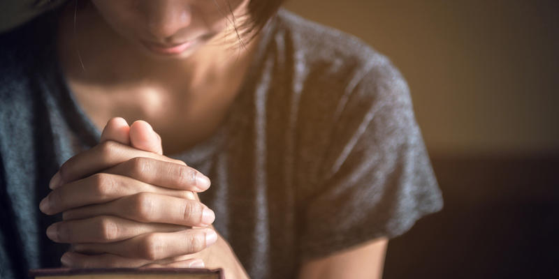 WOMAN,PRAYING