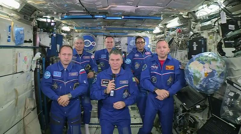 PAPIEŻ FRANCISZEK ROZMAWIA Z ASTRONAUTAMI