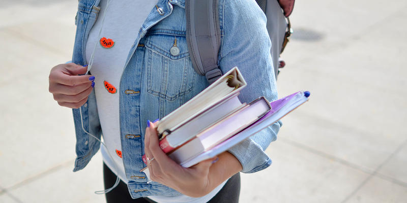 STUDENTKA Z KSIĄŻKAMI