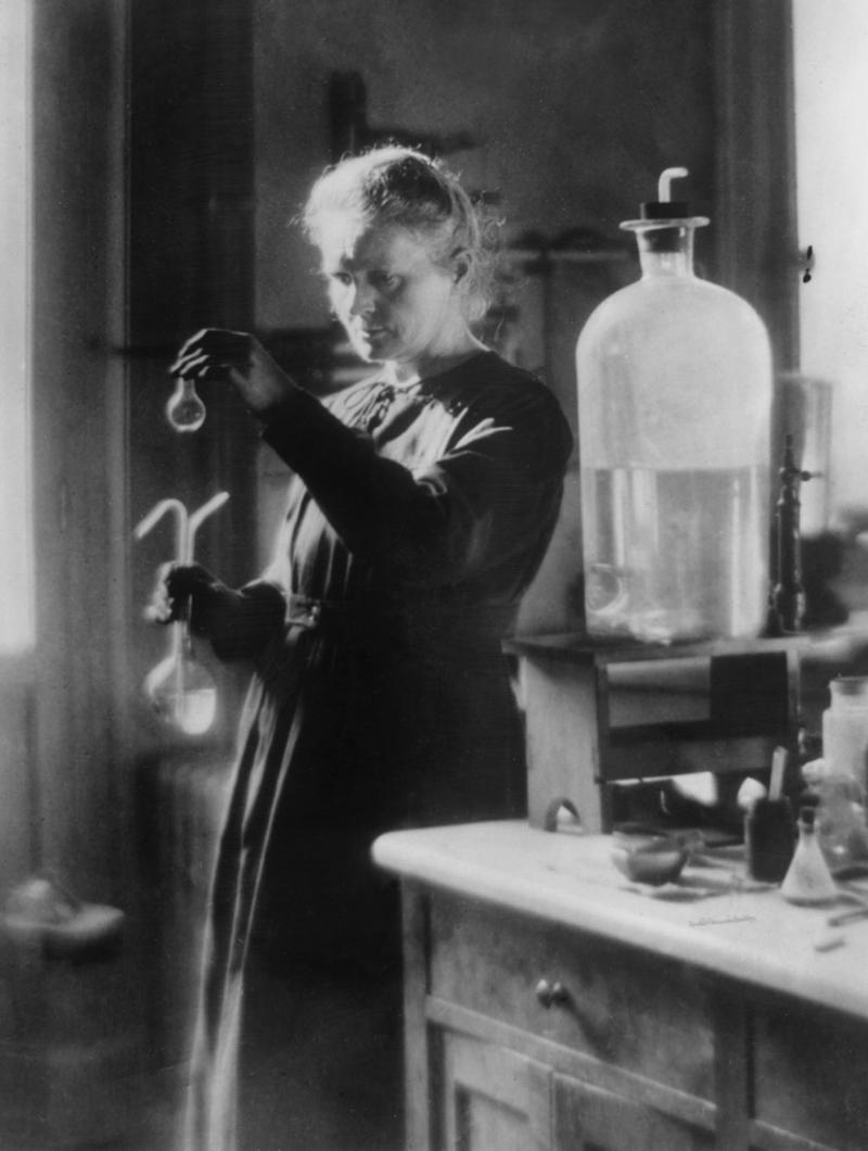 Maria Skłodowska-Curie w swoim laboratorium