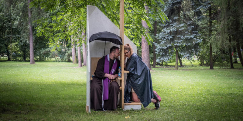 web3-wyd-krakov-confession-priest-jean-matthieu-gautierciric