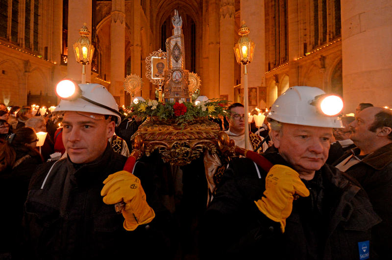 Procession de la saint Nicolas à Saint-Nicolas-de-Port en Lorraine. L'an dernier, les mineurs de sel de Varengéville ont porté la châsse de saint Nicolas.
