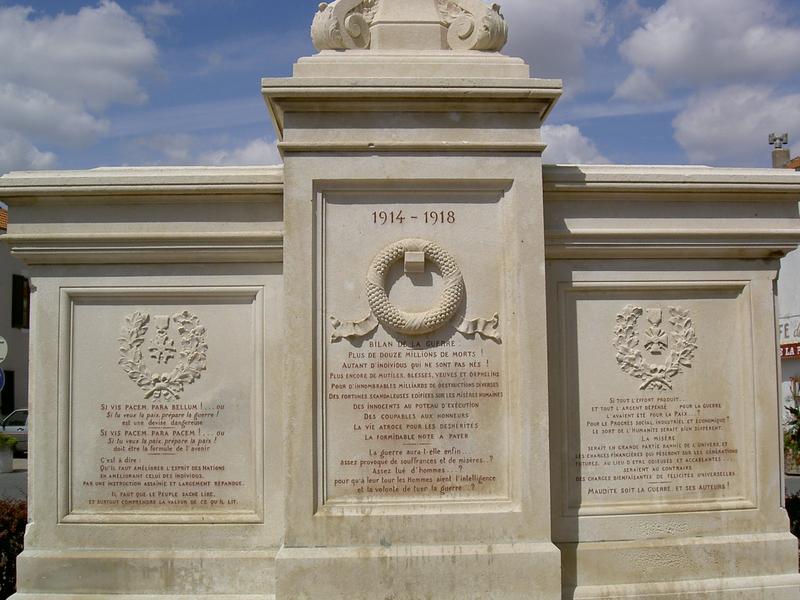 monument aux morts pacifiste de Saint-Martin-d'Estréaux dans la Loire