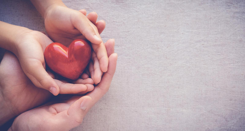 MAINS TENANT UN COEUR