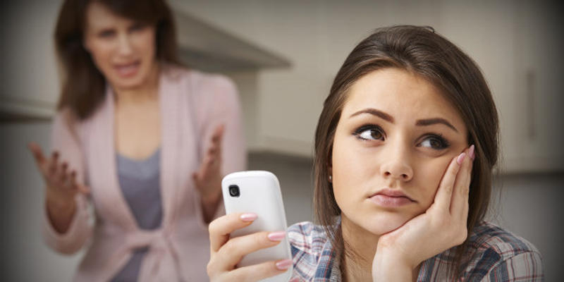 GIRL SMARTPHONE