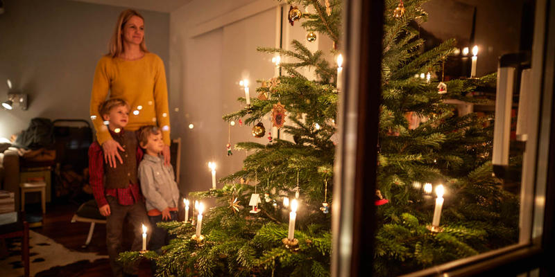 FAMILY WITH CHRISTMAS TREE
