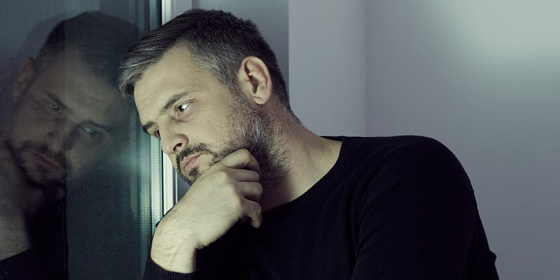 MĘŻCZYZNA W ŻAŁOBIE