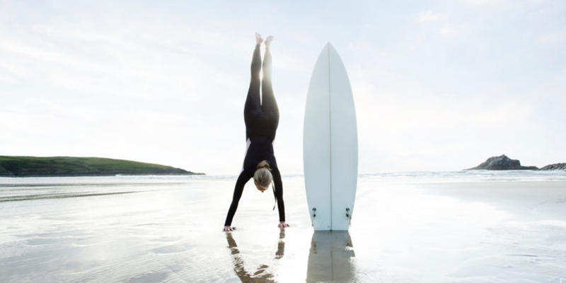 KOBIETA Z DESKĄ SURFINGOWĄ