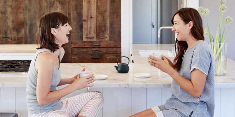 WOMEN,FRIENDS,ROOMMATES