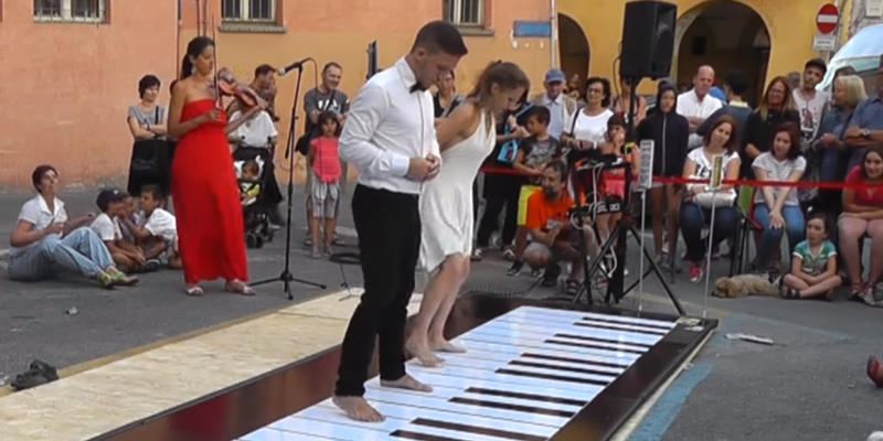 PARA TAŃCZĄCA NA ULICY