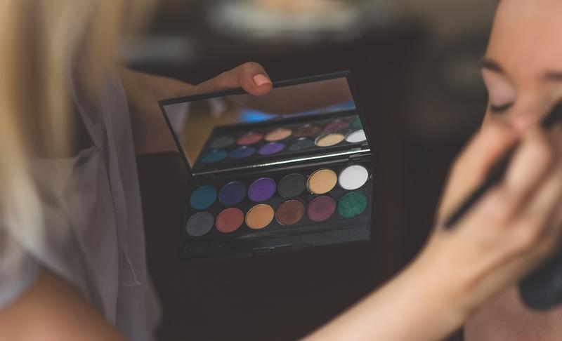 Putting make-up