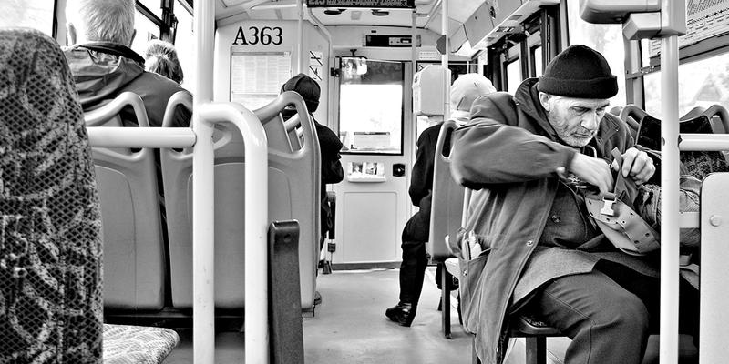 SAMOTNY MĘŻCZYZNA W AUTOBUSIE