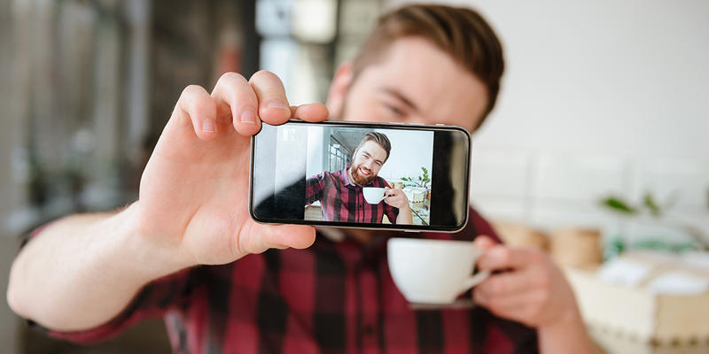 MĘŻCZYZNA ROBI SELFIE