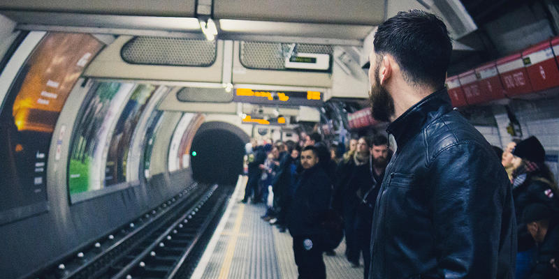 MĘŻCZYZNA CZEKAJĄCY NA METRO