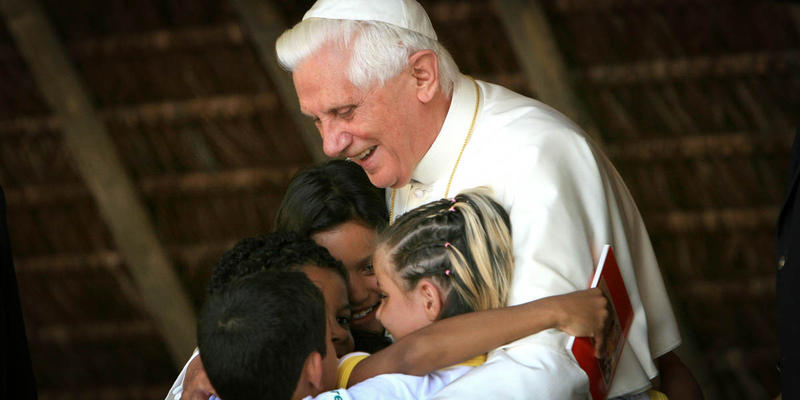 POPE BENEDICT WITH CHILDREN