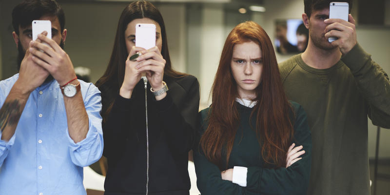 TEENAGERS SMARTPHONES
