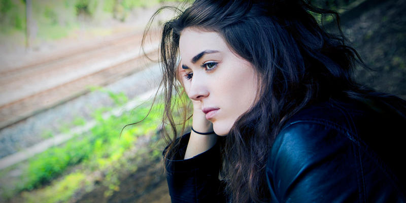 WOMAN,OUTSIDE,BORED