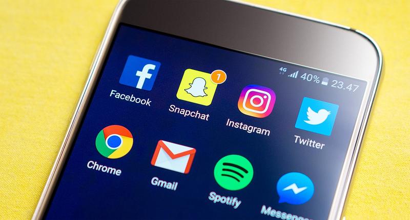 SMARTPHONE SOCIAL MEDIA