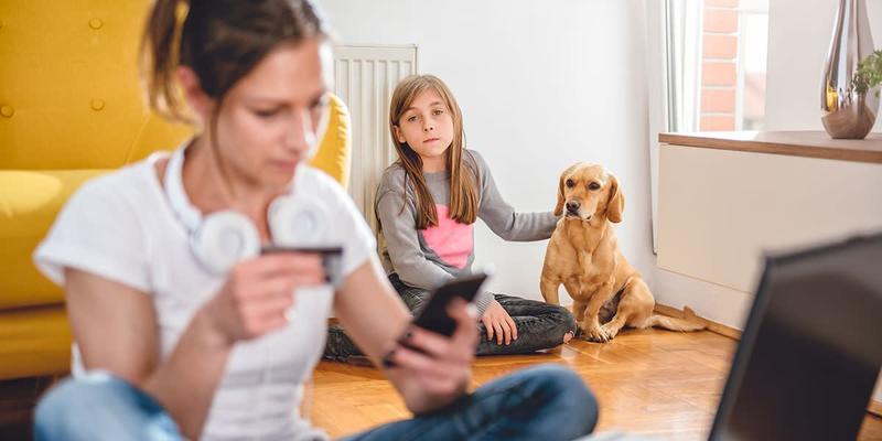 web3-mother-smarphone-addict-neglected-daughter-shutterstock_641205049-zivica-kerkez-ai