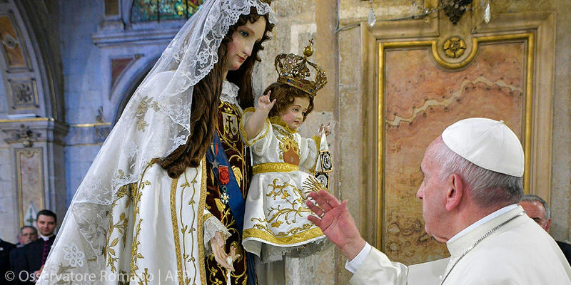 Papa Francisco em oração a Maria