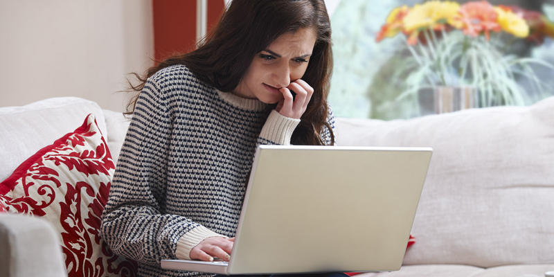 WOMAN,COMPUTER,HOME,WORRIED