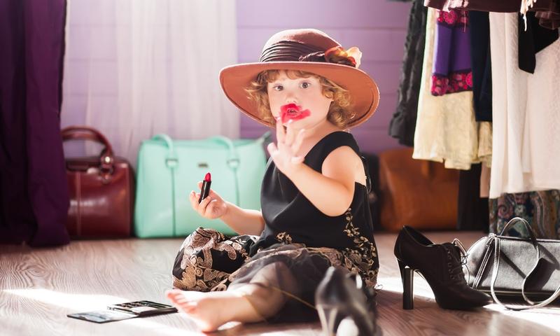 BABY GIRL USING MAKE UP