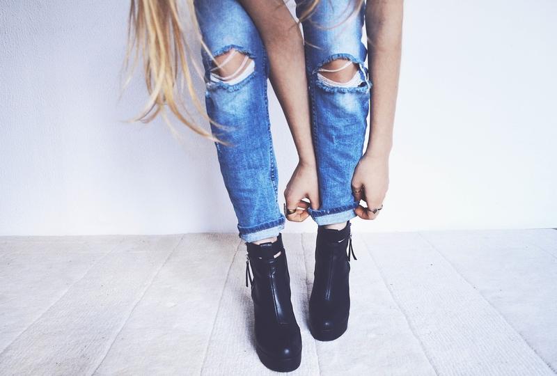 WOMAN IN JEANS
