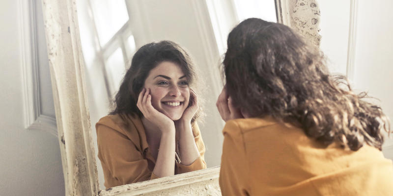 WOMAN MIRROR