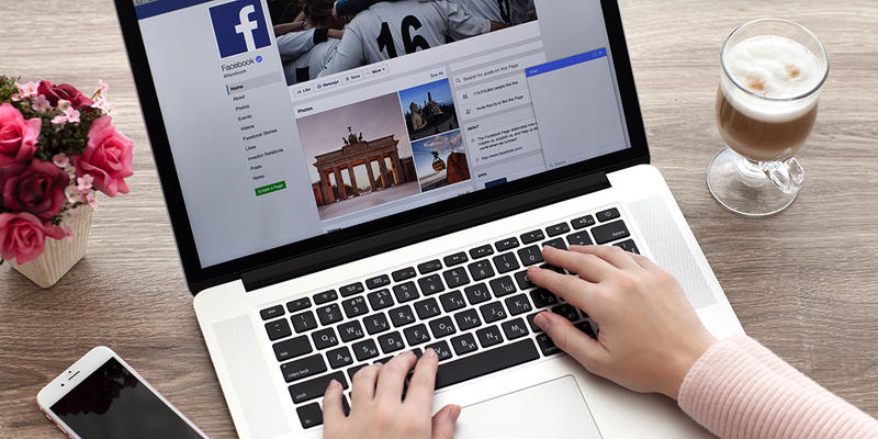 WOMAN - MACBOOK - FACEBOOK