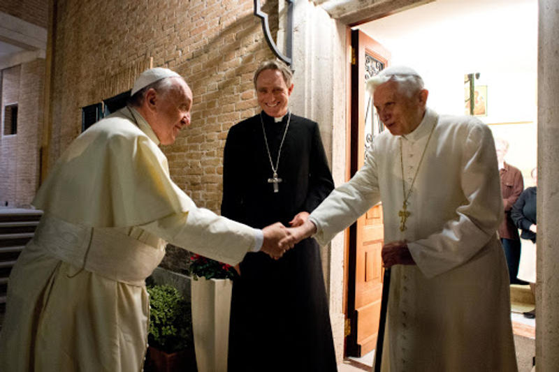 pe Francis shaking hands with Pope Emeritus Benedict XVI 2 - pt - Aleteia Polska