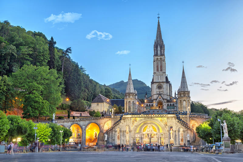 web-lourdes-france-sanctuary-basilica-de-sergey-dzyuba-i-shutterstock