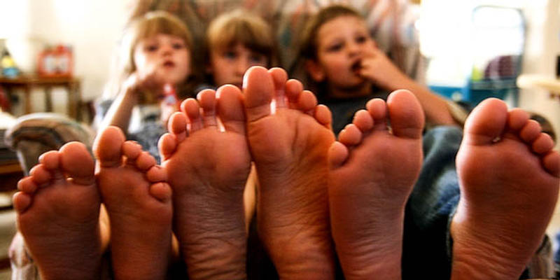 KIDS WATCHING TV