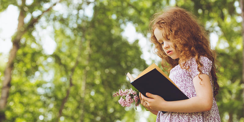 DZIEWCZYNKA Z BIBLIĄ