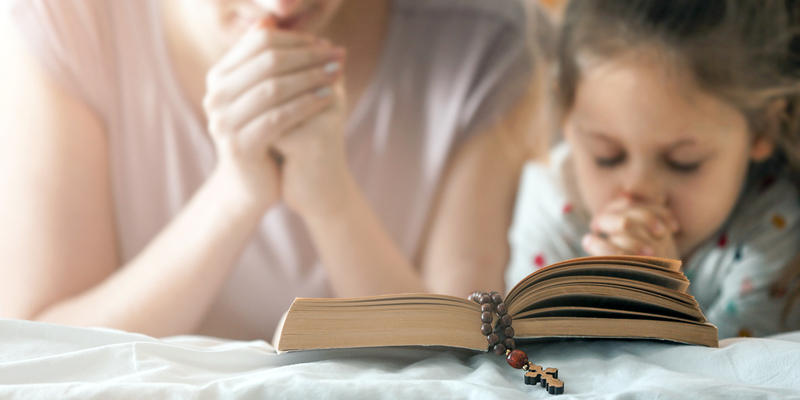 FAMILY PRAYING